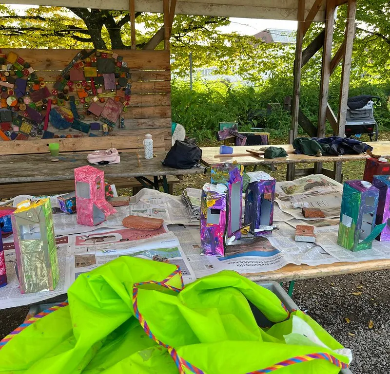 Bunte selbstgemachte Laternen stehen auf einem Arbeitstisch.