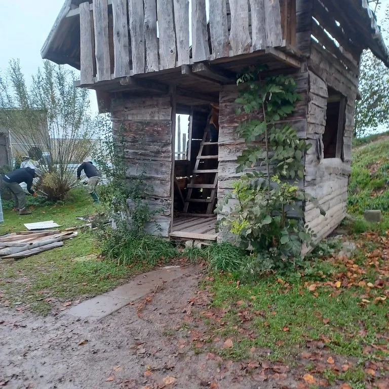 Selbstgebaute Holzhütte mit Balkon auf dem Robi.